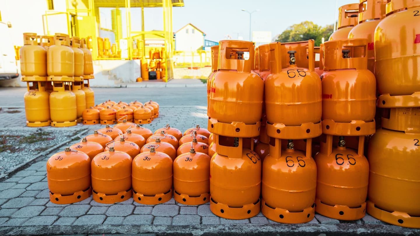 Govt Doubles 5-kg LPG Supply for Migrant Workers; Steps up Crackdown Amid West Asia crisis