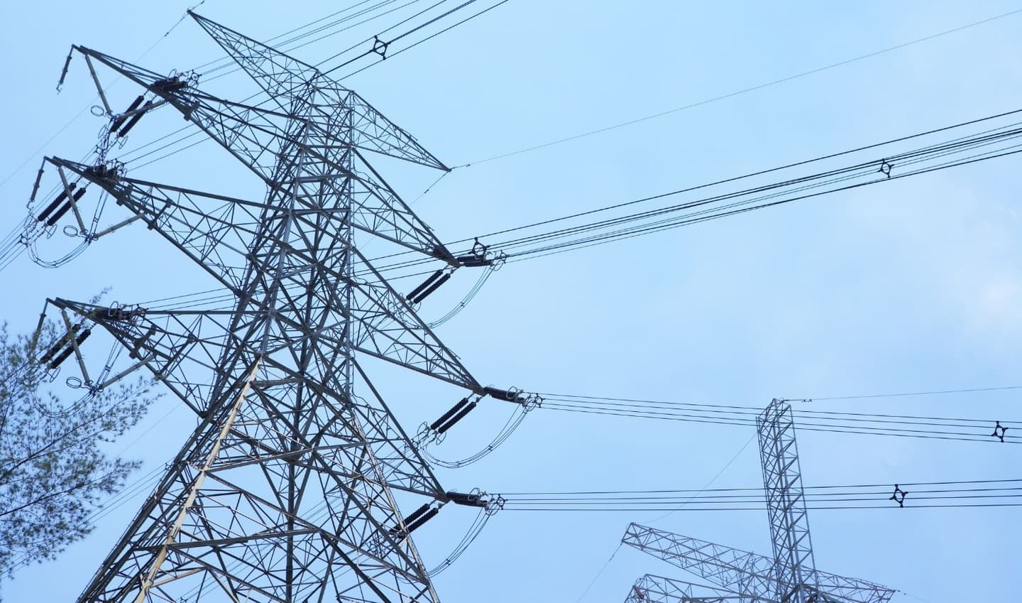 Jyoti Structures secures a ₹648.91 crore contract from Power Grid for an HVDC transmission line project.