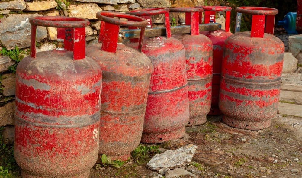 LPG Distributors Protest in Delhi, Demand Commission Revision Within a Month