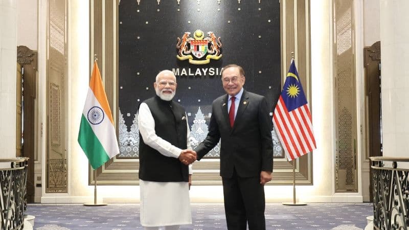 Narendra Modi and Anwar Ibrahim holding bilateral talks